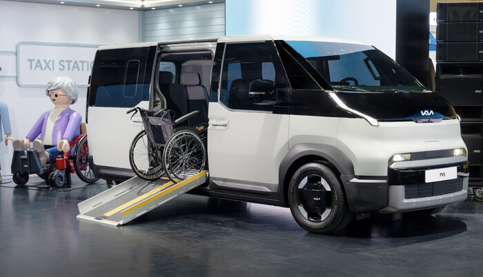 더 기아PV5에 경사로를 설치한 모습. (사진=기아 제공)