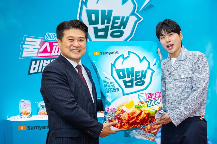 맵탱 패키지를 들고 있는 김동찬 삼양식품 대표이사와 배우 이이경 (사진=삼양식품 제공)