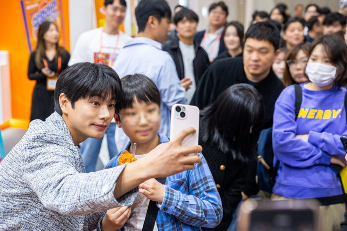 배우 이이경과 함께 기념촬영을 하는 방문객 (사진=삼양식품 제공)