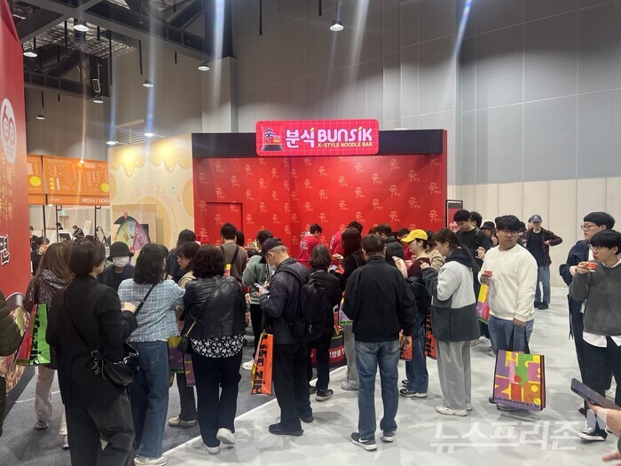 농심 신라면을 맛보기 위해 관람객들이 기다리고 있다 (사진=서용하)