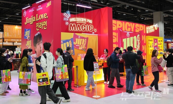 오뚜기 진라면 경품행사에 참여하기 위해 관람객들이 기다리고 있다 (사진=서용하)