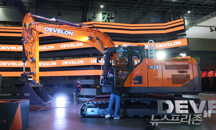 서울모빌리티쇼에 전시 중인 HD현대 건설기계 3사가 공동개발한 DX240 굴착기. (사진=이정우)