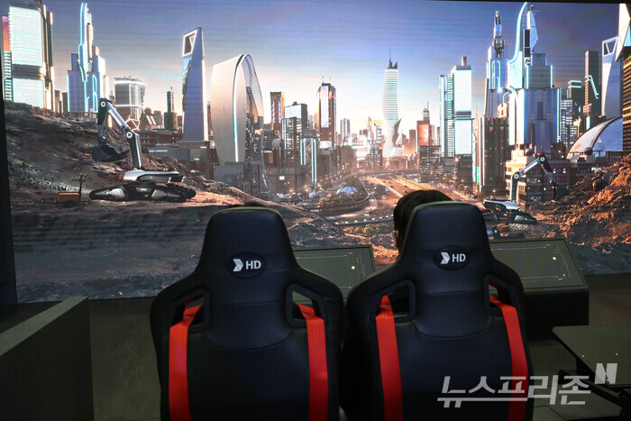 경기 고양 킨텍스 전시장에서 관람객들이 4D 라이드로 가상현실 속 굴착기 작업을 체험하고 있다. 전시장 조종석에서 현장 굴착기 조종석의 움직임과 충격을 그대로 느낄 수 있다. (사진=이정우)