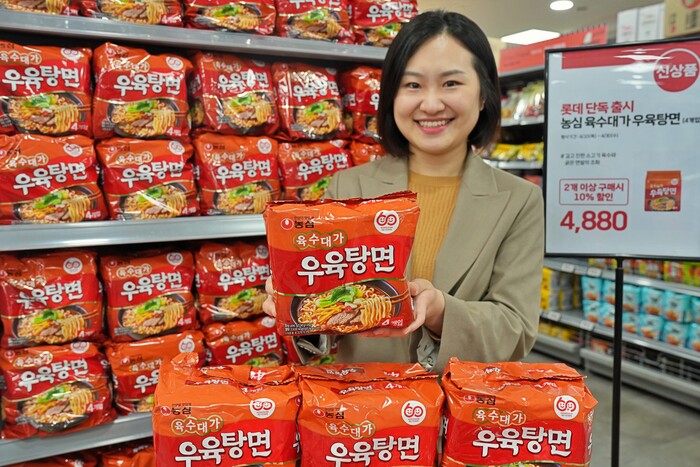 롯데마트 제타플렉스 잠실점에서 우육탕면을 홍보하는 MD의 모습 (사진=롯데마트 제공)