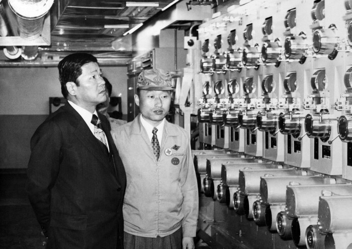 고 최종건 SK 창업회장이 1969년 수원 선경직물 폴리에스터 원사 공장을 찾아 생산라인을 살펴보고 있다. (사진=SK 제공)