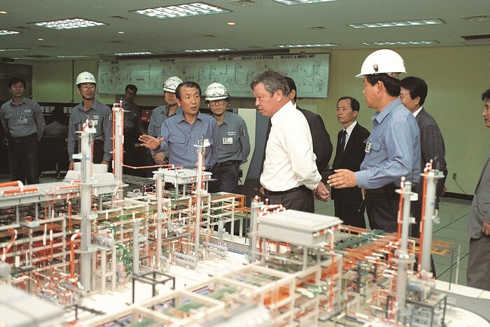 고 최종현 SK 선대회장이 1991년 6월 유공 울산콤플렉스(CLX)를 방문해 관계자의 보고를 받고 있다. (사진=SK 제공)