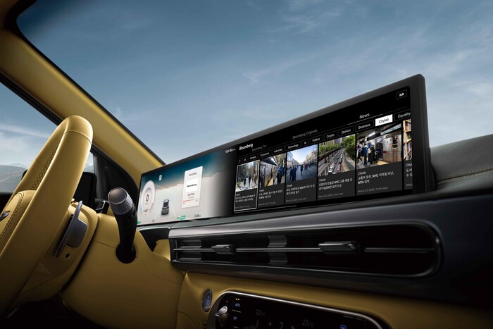 제네시스 차량 내부 인포테인먼트 시스템 모니터에 ‘블룸버그 앱’이 적용된 모습. (사진=현대차 제공)