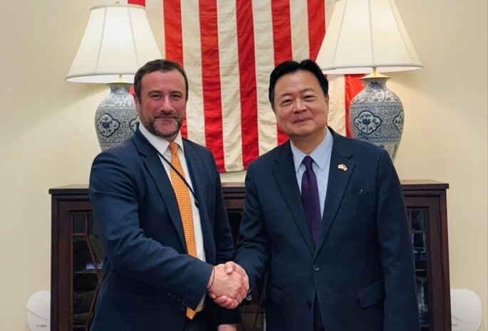 조현동 주미 한국대사(오른쪽)가 10일(현지시각) 백악관 국가안보회의 산하 해양산업역량국의 이언 베닛 선임보좌관을 만나 악수하고 있다. (사진=주미대사관 제공 연합뉴스)
