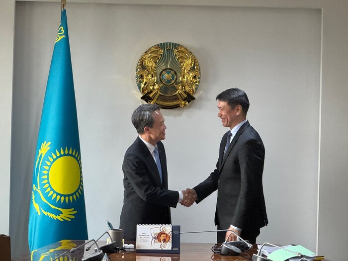 진옥동 신한금융그룹 회장이 누를란 압드라흐마노프(Nurlan Abdrakhmanov) 카자흐스탄 금융감독원 은행 담당 수석부원장을 만나 인사를 나누고 있다.