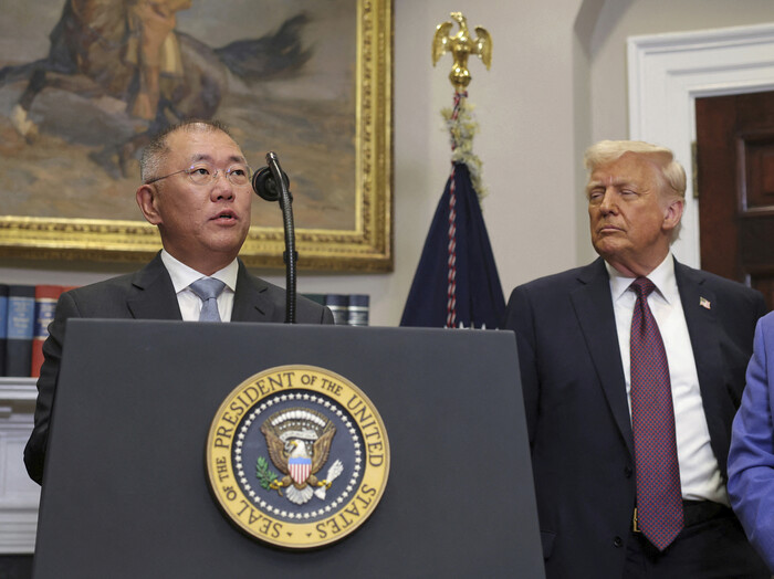 정의선 현대차그룹 회장이 지난 3월24일(현지시각) 미국 워싱턴 백악관에서 31조원 규모의 대미 투자계획을 발표하는 동안 도널드 트럼프 미국 대통령이 이 모습을 지켜보고 있다. (사진=AP 연합뉴스)