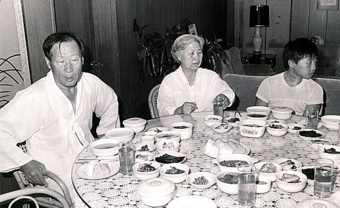 정주영 창업회장(왼쪽)과 아내 변중석씨(가운데)가 서울 종로구 청운동 자택에서 손자 의선과 함께 식사하고 있다. (사진=현대차그룹 제공)