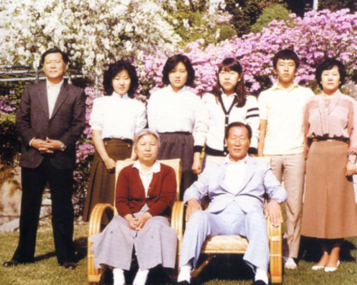 정주영 창업회장(오른쪽 앉은 이)과 부인 변중석씨가 서울 종로구 청운동 자택에서 정몽구 명예회장(맨 왼쪽) 가족과 사진을 찍었다. 서 있는 이 중 왼쪽 둘째부터 정몽구 회장의 딸 성이, 명이, 윤이, 아들 의선, 아내 이정화씨. (사진=현대차그룹 제공)