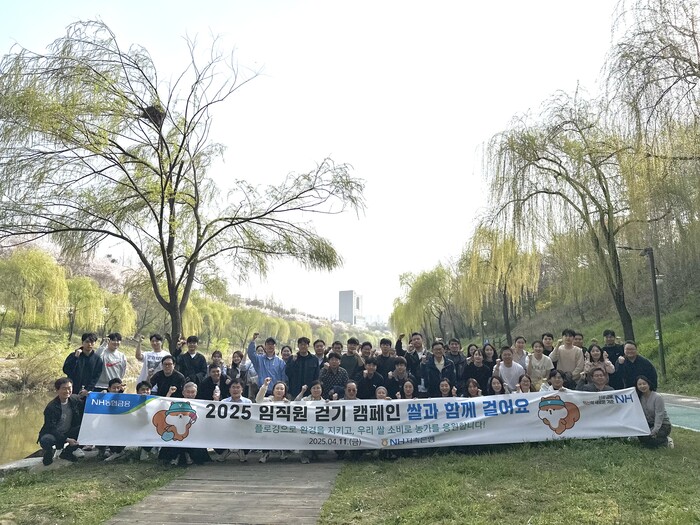 김장섭 NH저축은행 대표이사(앞줄 왼쪽에서 여덟 번째)와 임직원들이 기념촬영을 하고 있다. (사진=NH저축은행)