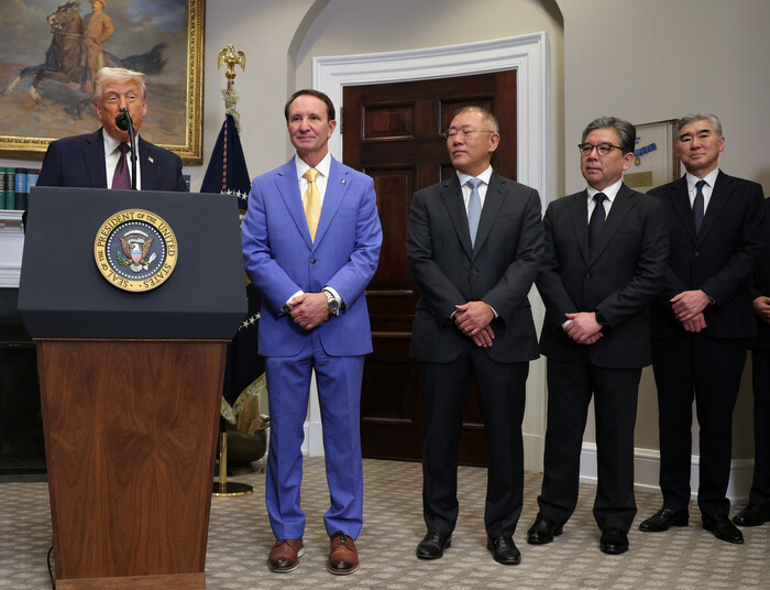 성김 현대차 사장(맨 오른쪽) 지난달 24일(현지시각) 미국 워싱턴 백악관에서 도널드 트럼프 미국 대통령이 현대차그룹의 대미 투자계획에 대해 말하는 동안 이를 듣고 있다. 가운데는 정의선 현대차그룹 회장. (사진=REUTERS 연합뉴스)