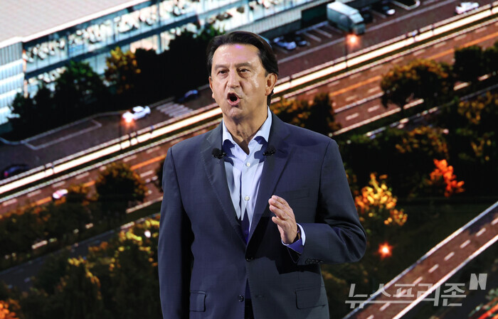 호세 무뇨스 현대차 CEO가 지난 3일 경기 고양 킨텍스에서 열린 '2025 서울모빌리티쇼'에서 신차를 소개하고 있다. (사진=이정우)