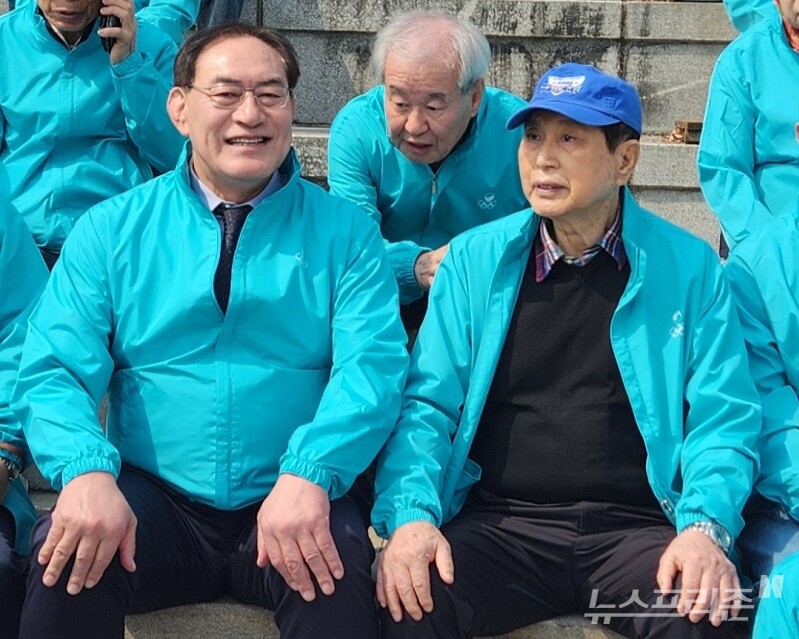 허창봉 사무국장 (중앙) 하형주 이사장(좌측)