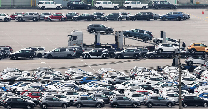 경기도 평택항에서 지난 9일 트레일러가 수출용 차량을 부두에 내리고 있다. (사진=연합뉴스)