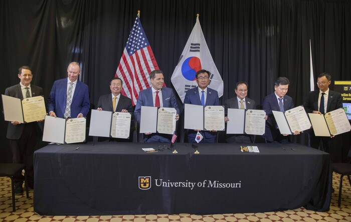 현대엔지니어링과 한국원자력연구원, 미국 MPR사 대표자들이 미국 미주리대 관계자와 차세대연구로 초기설계 계약을 체결한 뒤 계약서를 들어보이고 있다. (사진=원자력연구원 제공)