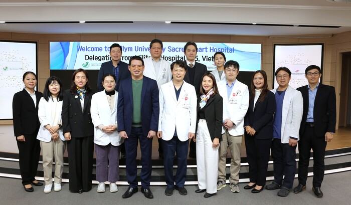 한림대의료원과 베트남175군병원 관계자들이 글로벌 항성제내성 공동연구 출범을 기념해 단체사진을 촬영하고 있다.(사진=한림대의료원 제공)