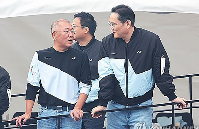 정의선 현대차그룹 회장(왼쪽)과 이재용 삼성전자 회장이 2024년 10월27일 경기 용인시 에버랜드 스피드웨이에서 열린 ‘현대 N × 토요타 가주 레이싱 페스티벌’에서 이야기하고 있다. (사진=연합뉴스)