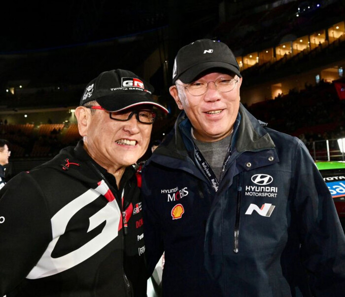 정의선 현대차그룹 회장(오른쪽)과 도요다 아키오 토요타그룹 회장이 지난해 11월24일 일본 아이치현 도요타시 도요타 스타디움에서 열린 월드랠리챔피언십 일본 랠리 뒤 기념사진을 찍고 있다. (사진=현대차그룹 제공)