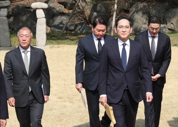 정의선 현대차그룹 회장(왼쪽부터)과 최태원 SK 회장, 이재용 삼성전자 회장, 구광모 LG 회장이 지난 1일 서울 종로구 삼청동 총리공관에서 한덕수 대통령 권한대행이 주재한 경제안보전략TF 회의에 참석해 자리로 향하고 있다. (사진=연합뉴스)