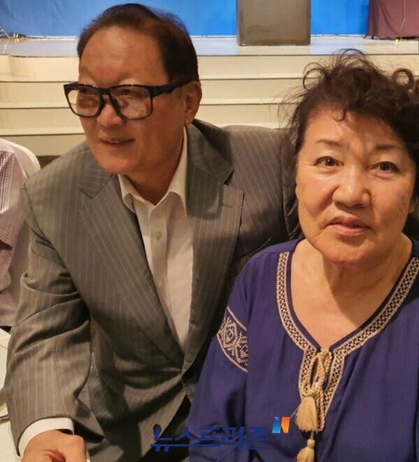 박동안 회장과 가수 이숙(우측)