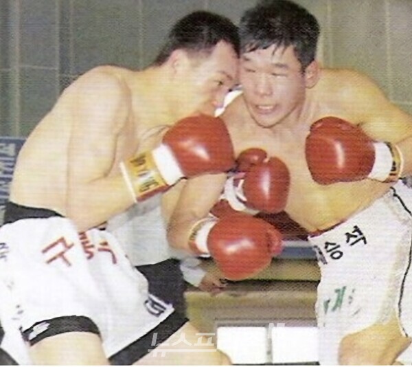 숙적 권일과 타격전 펼치는 채승석(우측)