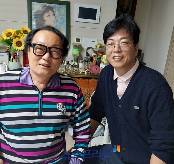 필자와 함께 자택을 방문한 김민기 관장과 박동안 회장(좌측)