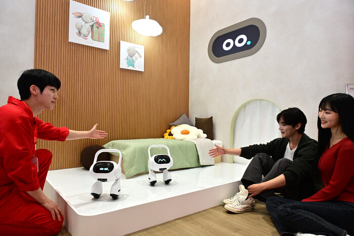 LG전자 관계자가 고객의 목소리와 표정·말투로 감정까지 파악하는 이동형 AI홈(프로젝트명 : Q9)의 설명을 듣고 있다. (사진=LG전자 제공)