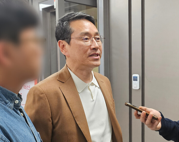 조주완 LG전자 CEO가  24일 서울 관악구 서울대에서 열린 특별 강연에 앞서 취재진의 질문에 답하고 있다. (사진=연합뉴스)