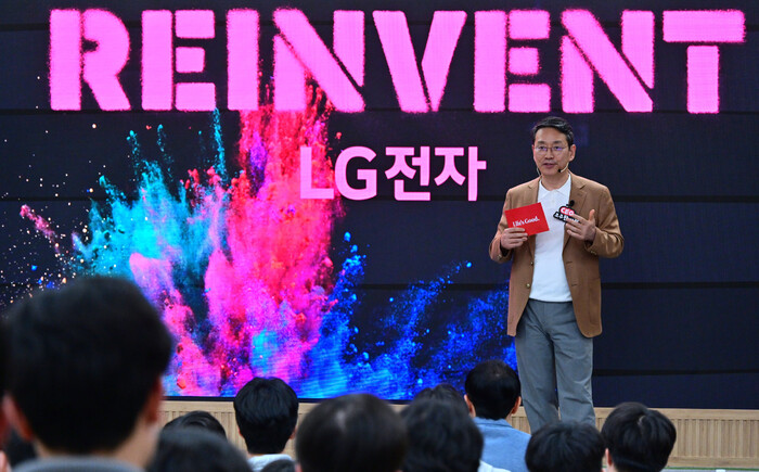 조주완 LG전자 CEO가 24일 서울대 제1공학관에서 전기·정보공학부 재학생을 상대로 특강을 하고 있다. (사진=LG전자 제공)