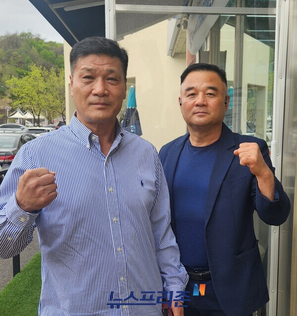 박시헌 챔프와 이동포 유원대 감독(우측)