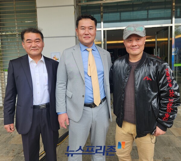 역술인 박윤수 최완일 대표 지인진 챔프(우측)