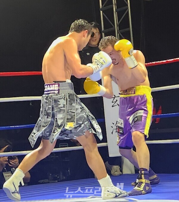 요시노 슈이치로와 경기를 펼치는 최시로(좌측).