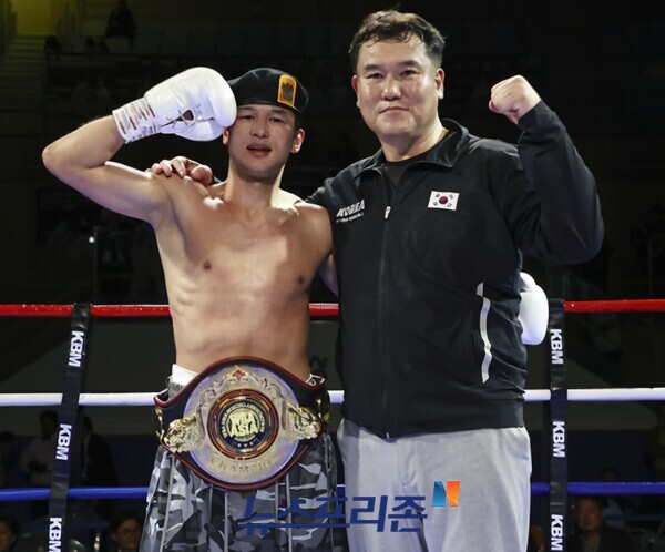 1차방어에 성공한 최시로와 최완일 대표(우측