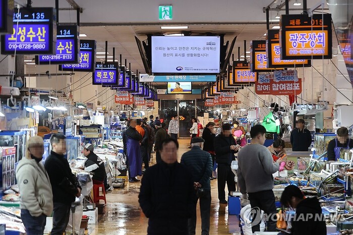 서울 동작구 노량진수산시장에서 시민들이 장을 보고 있다. (사진=연합뉴스)
