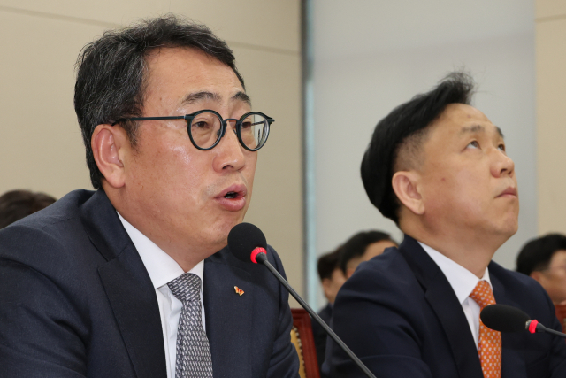 유영상 SK텔레콤 대표(왼쪽)가 지난달 30일 국회 과학기술정보방송통신위원회의에서 열린 방송통신 분야 청문회에서 유심 해킹 사태에 대한 위원 질의에 답하고 있다. (사진=연합뉴스)