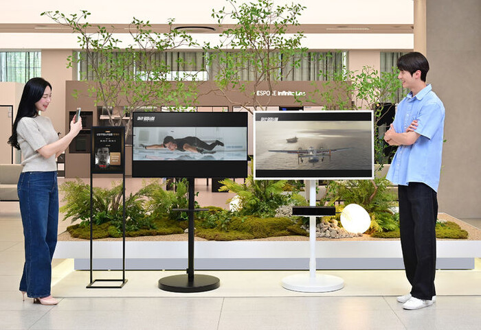 삼성전자 모델이 '삼성 무빙스타일을 찾아라' 이벤트에 참여하고 있다. (사진=삼성전자)