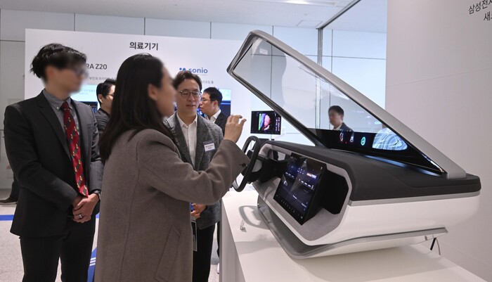 삼성전자 주주들이 지난 3월9일 경기 수원시 영통구 수원컨벤션센터에서 열린 삼성전자 정기주주총회에서 하만 전장과 오디오를 살펴보고 있다. (사진=연합뉴스)