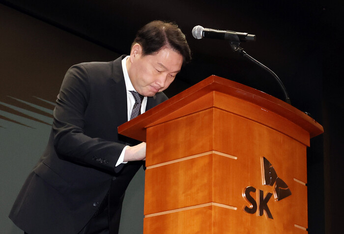 최태원 SK그룹 회장이 7일 서울 중구 SK텔레콤 T타워에서 열린 유심 정보 유출 관련 일일 브리핑에 참석해 정보 유출과 관련해 대국민 사과를 하며 고개를 숙이고 있다. (사진=연합뉴스)