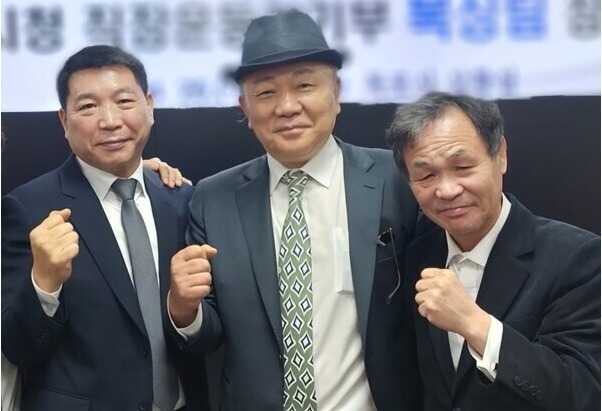 권현규 감독(왼쪽부터), 주항선 회장, 장정구 챔프.