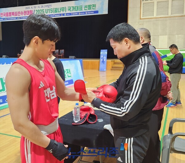 고성훈 선수(왼쪽)와 권현규 감독.