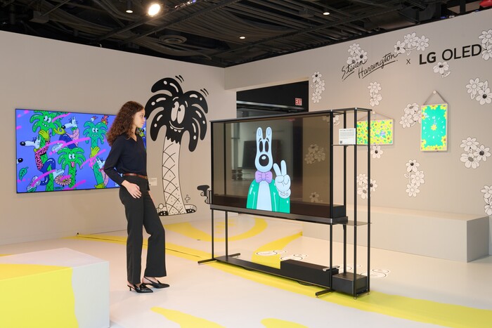 LG 시그니처 올레드 T의 투명한 화면을 통해 팝아트 작품이 재생되고 있다. (사진=LG전자 제공)