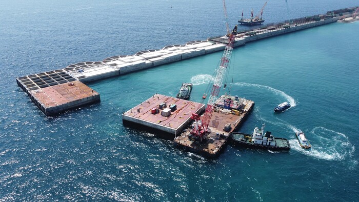 울릉공항 케이슨 설치 모습. (사진=DL이앤씨 제공)