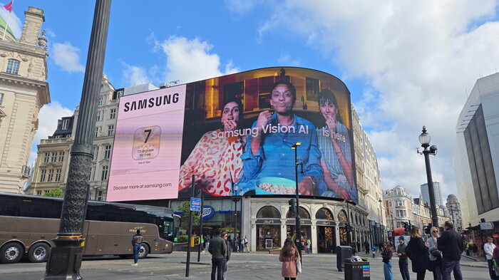 삼성전자가 영국 런던 피카딜리 광장에서 진행하는 '삼성 비전 AI(Vision AI)' 옥외광고 모습. (사진=삼성전자 제공)