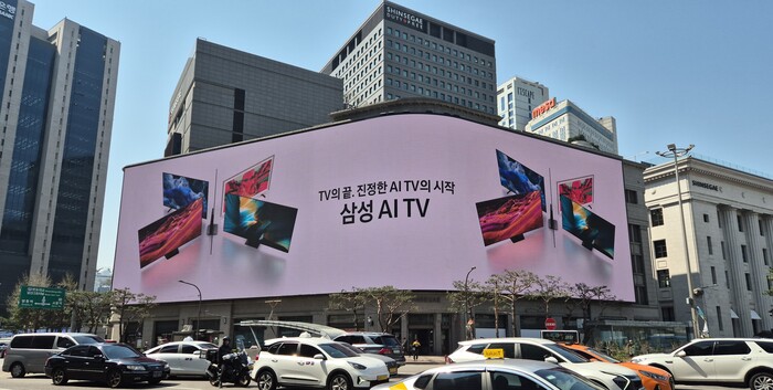 서울 신세계 백화점에서 진행하는'삼성 비전 AI(Vision AI)' 옥외광고 모습. (사진=삼성전자 제공)