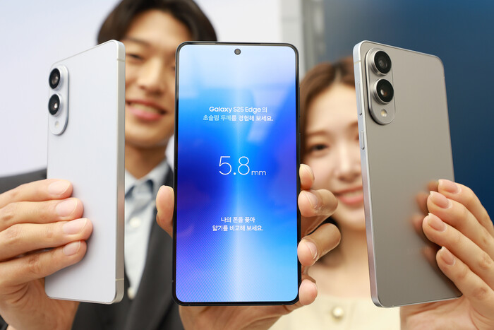 삼성전자 관계자들이 13일 서울 삼성 강남에서 초슬림형 스마트폰 갤럭시 S25 엣지를 공개하고 있다. (사진=연합뉴스)