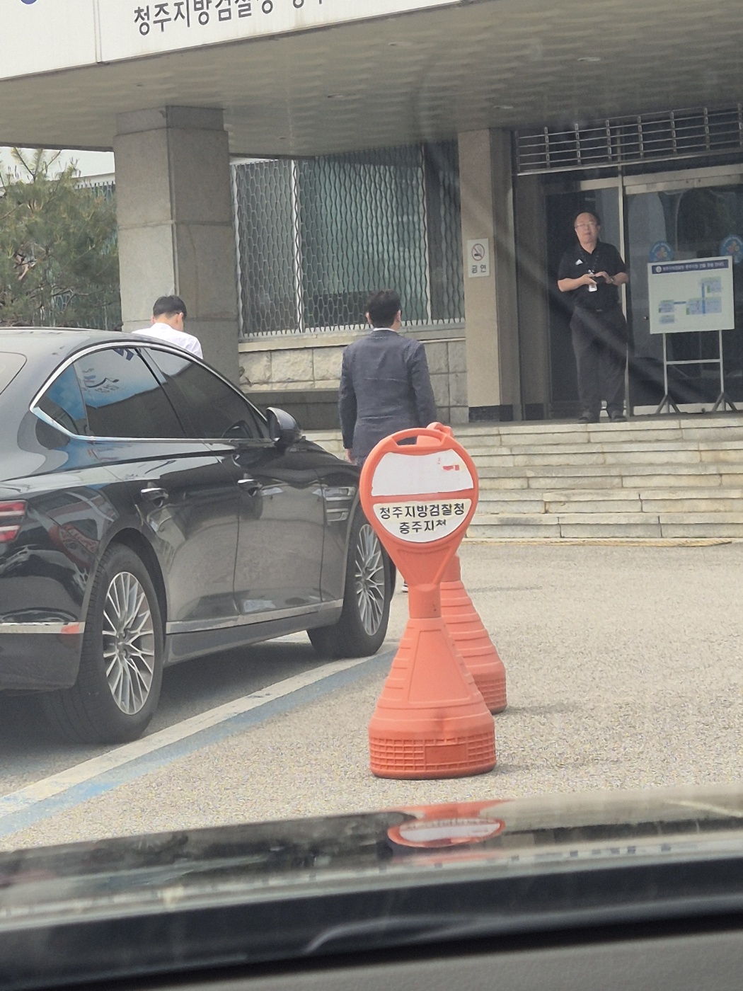 김경욱 민주당 총선 후보가 조사를 받기위해 검찰 현관으로 들어가는  뒷모습 (독자 제공)