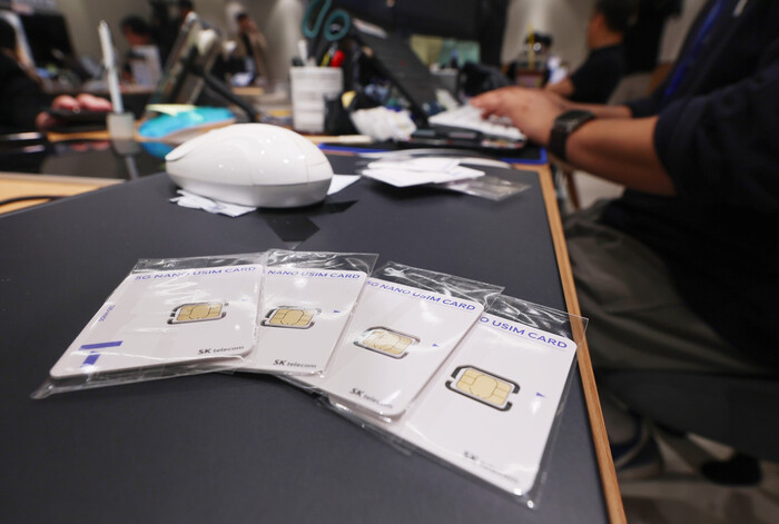 가입자 유심(USIM) 정보를 해킹당한 SK텔레콤이 유심 무료교체 서비스를 시작한 지난달 28일 서울 시내 한 SKT 대리점에 유심이 놓여있다. (사진=연합뉴스)